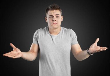 Beyaz gömlekli genç adam.