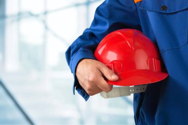 kask ile çalışan adam