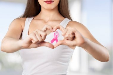  kadın göğüs pembe rozet ile 