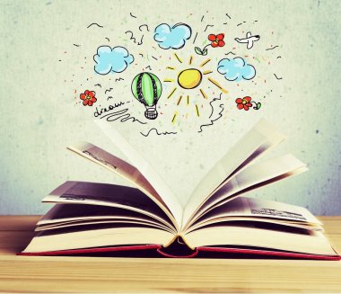 Masanın üzerinde kitabı aç