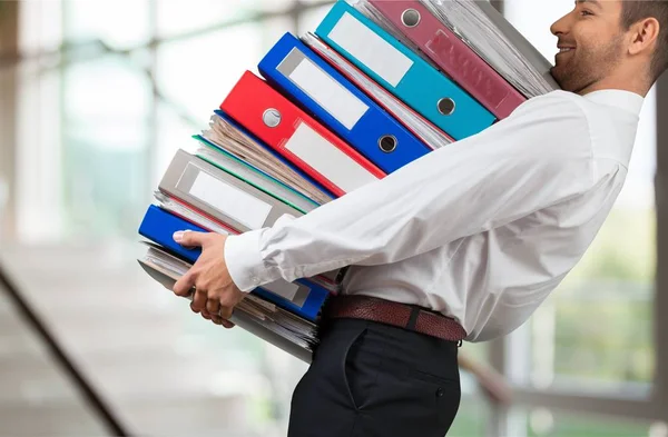 Homme avec pile de dossiers — Photo