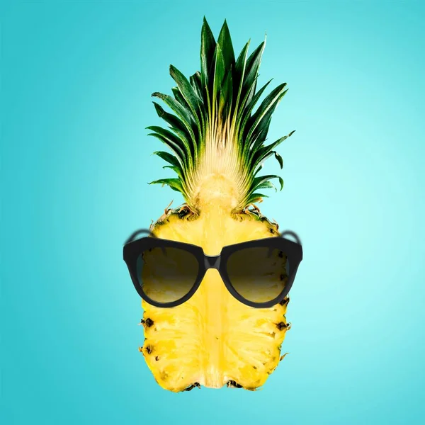 Piña con gafas de sol — Foto de Stock