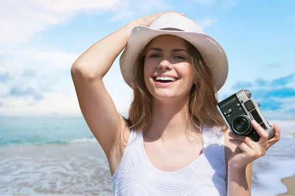 Niedliche Frau mit Kamera — Stockfoto