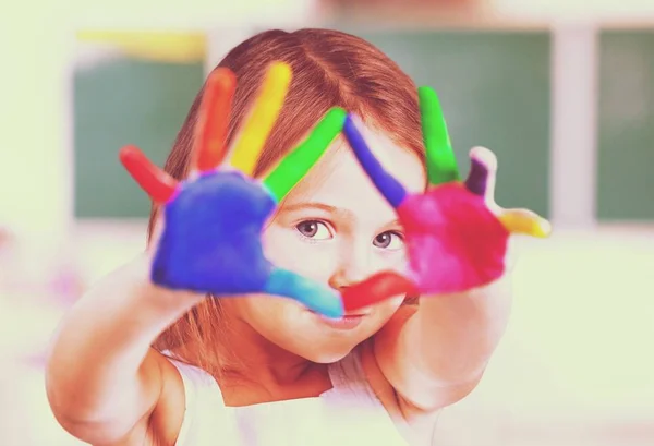 Niña mostrando las manos pintadas —  Fotos de Stock