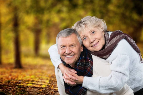 Elderly couple in park — Stock Photo, Image