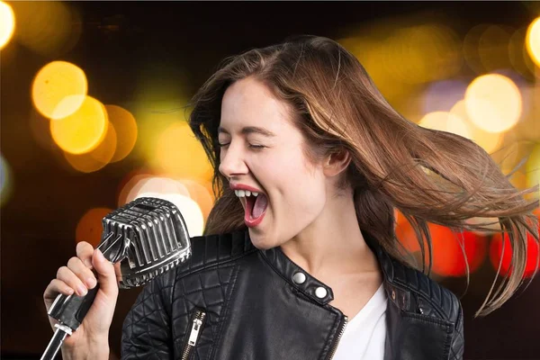 Ung kvinna sjunger — Stockfoto