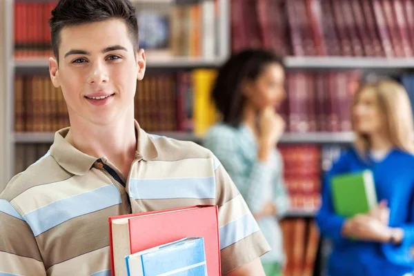 Manlig student med böcker — Stockfoto