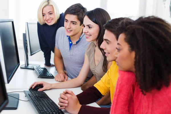 Группа студентов с компьютером — стоковое фото