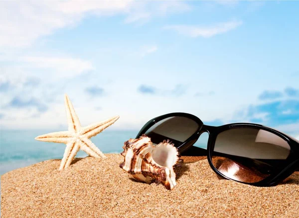 Solglasögon på sandstrand — Stockfoto