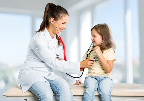 Młody lekarz z małą dziewczynką — Zdjęcie stockowe