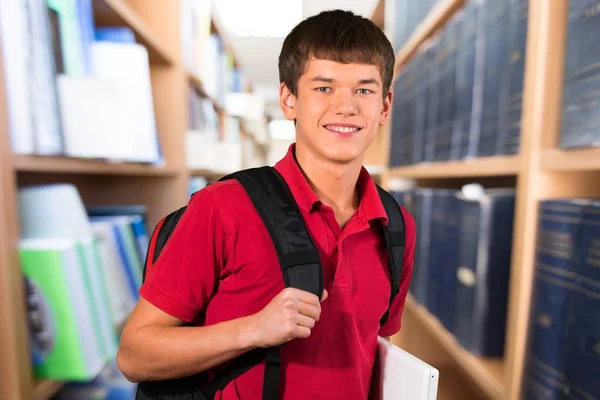 Manlig student med laptop — Stockfoto