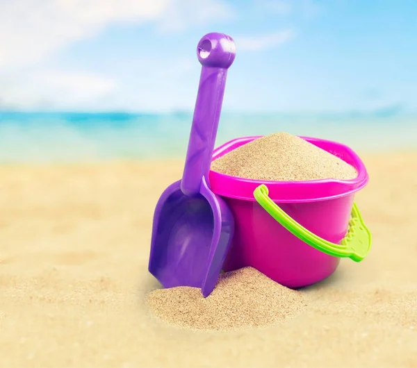 Sahil üzerinde renkli oyuncaklar — Stok fotoğraf