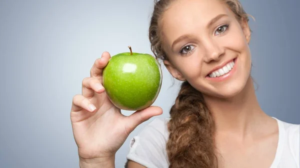 Schöne junge Frau isst Apfel — Stockfoto