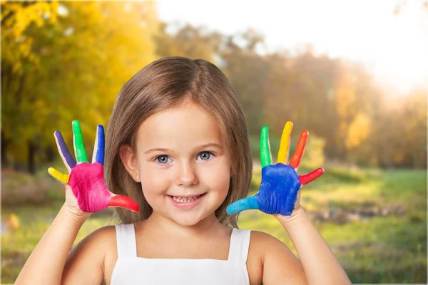 Μικρό κορίτσι δείχνει βαμμένα τα χέρια — Φωτογραφία Αρχείου
