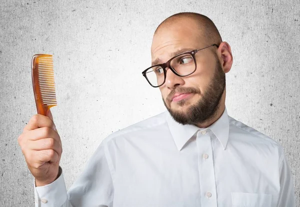 Bald  man hand holding comb — Stock Photo, Image