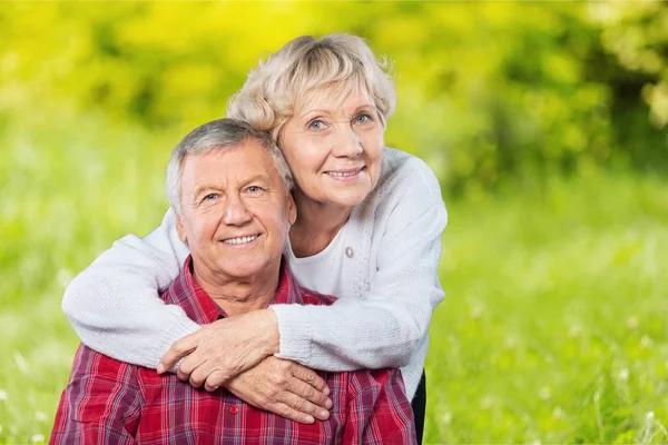 Elderly couple in park — Stock Photo, Image