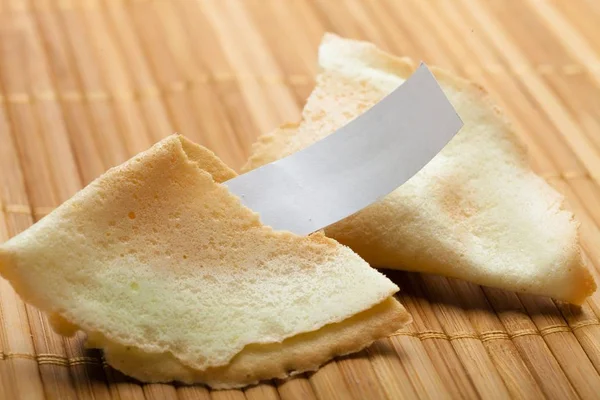 Fortune cookie z pustym poślizgu — Zdjęcie stockowe