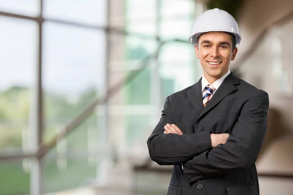 Geschäftsmann in Anzug und Helm — Stockfoto