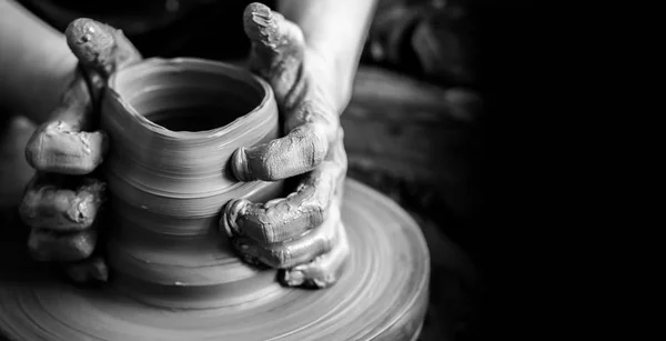 Поттер робить глиняний горщик — стокове фото