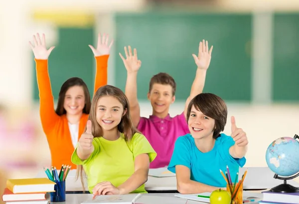 Crianças da escola em sala de aula — Fotografia de Stock