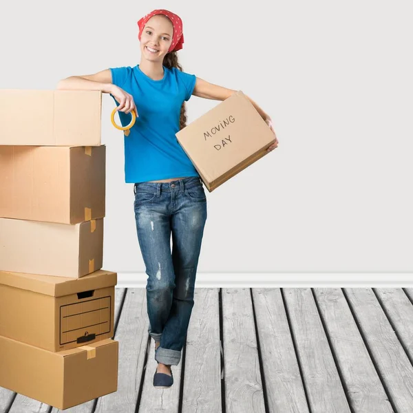 Joven linda mujer con cajas — Foto de Stock