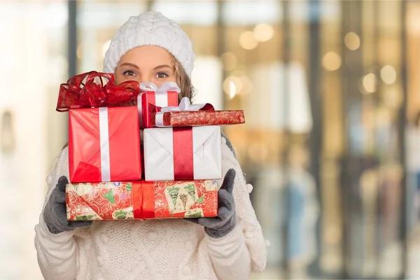 クリスマスのギフトを持つ若い女の子 — ストック写真