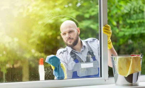 Cleaner człowiek mycie okien — Zdjęcie stockowe