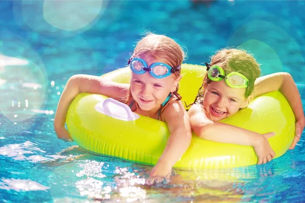 Chicas divirtiéndose en la piscina . — Foto de Stock