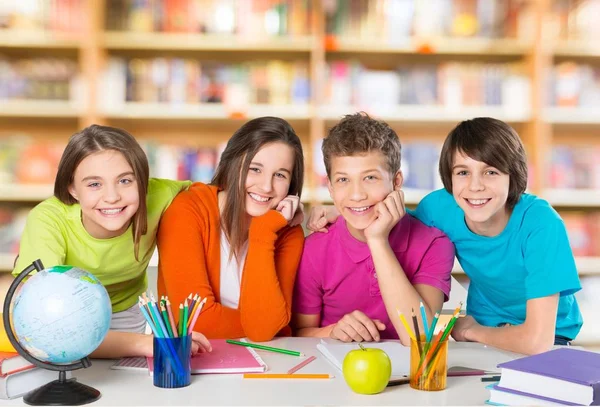 Grupp studenter med böcker — Stockfoto