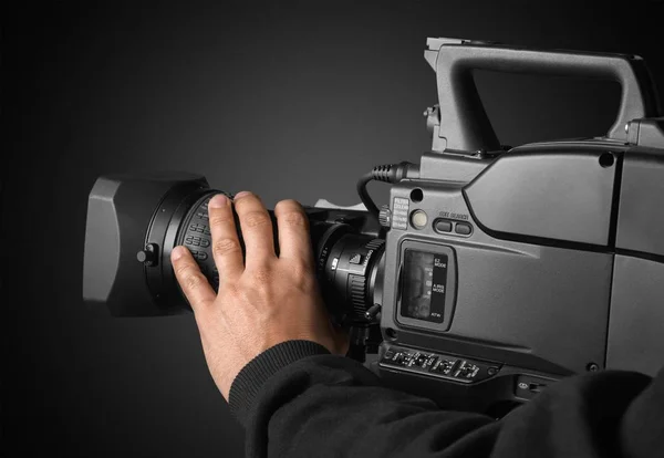 男保持している大きなビデオ カメラ — ストック写真