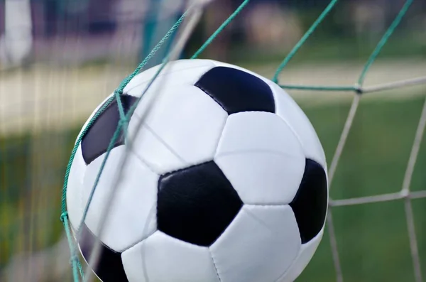 Bola de futebol na rede — Fotografia de Stock