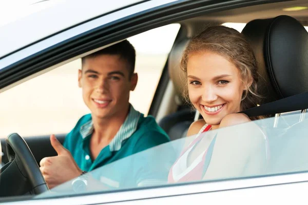 Pareja feliz en coche — Foto de Stock