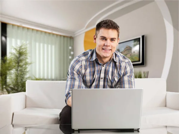 Homem digitando no laptop — Fotografia de Stock