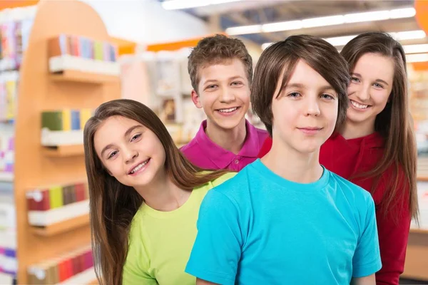 Gruppe glücklicher Studenten — Stockfoto