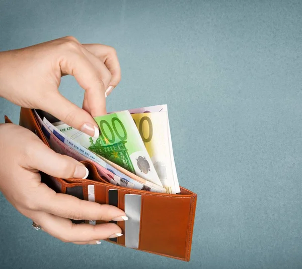 Dra pengar ur plånboken — Stockfoto
