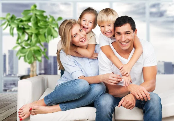 Jovem família em casa — Fotografia de Stock