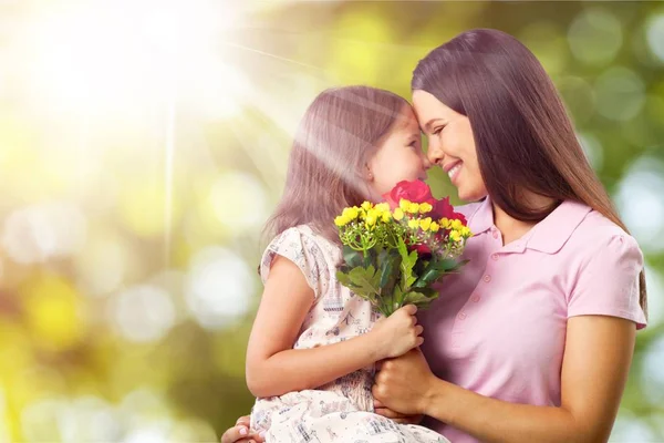 Mor och dotter med blommor — Stockfoto