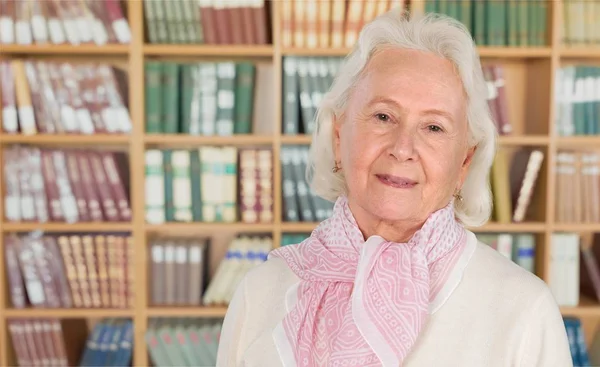 Adulto mayor, Abuela sonriendo —  Fotos de Stock