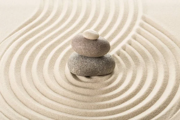 Pietre zen nella sabbia — Foto Stock