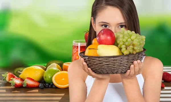 Mulher bonito com comida — Fotografia de Stock