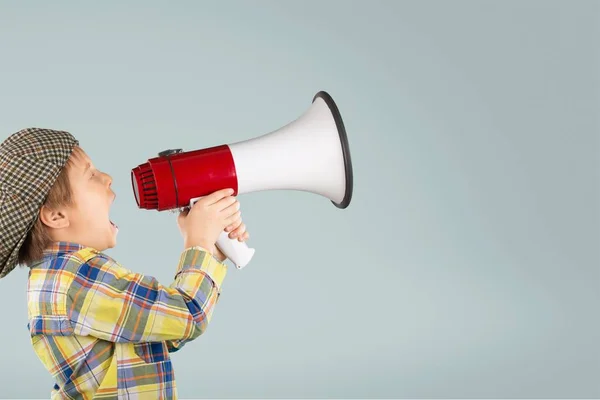 Jongetje met behulp van megafoon schreeuwen — Stockfoto