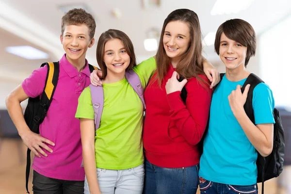 Gruppe glücklicher Studenten — Stockfoto
