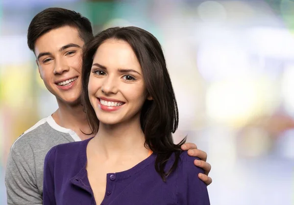 Jovem casal no fundo — Fotografia de Stock