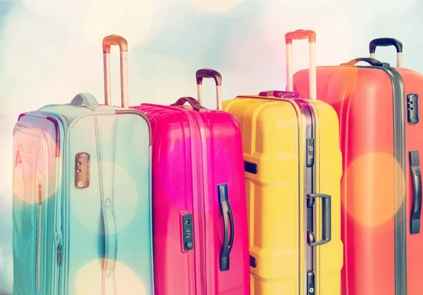 Kolorowe walizki stosu — Zdjęcie stockowe