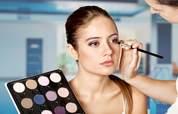 Aplicar maquillaje en la cara femenina —  Fotos de Stock