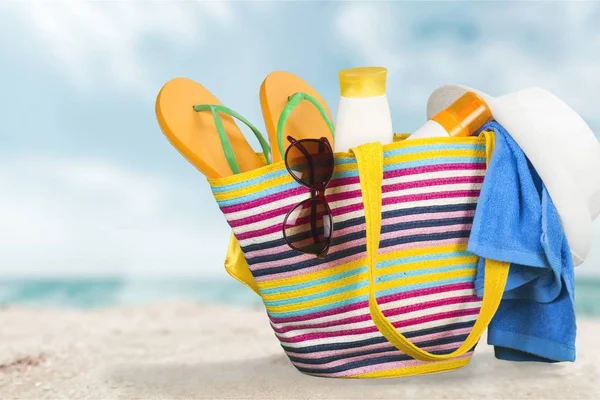 Kleurrijke tas op zomer-strand — Stockfoto