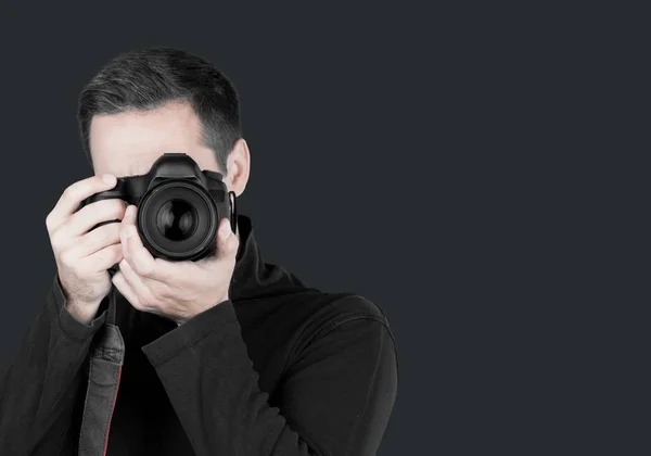 Jonge man met camera — Stockfoto