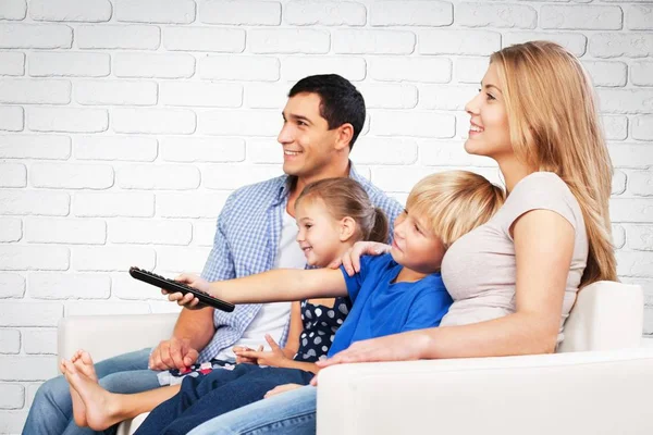 テレビを見て美しい素敵な家族 — ストック写真