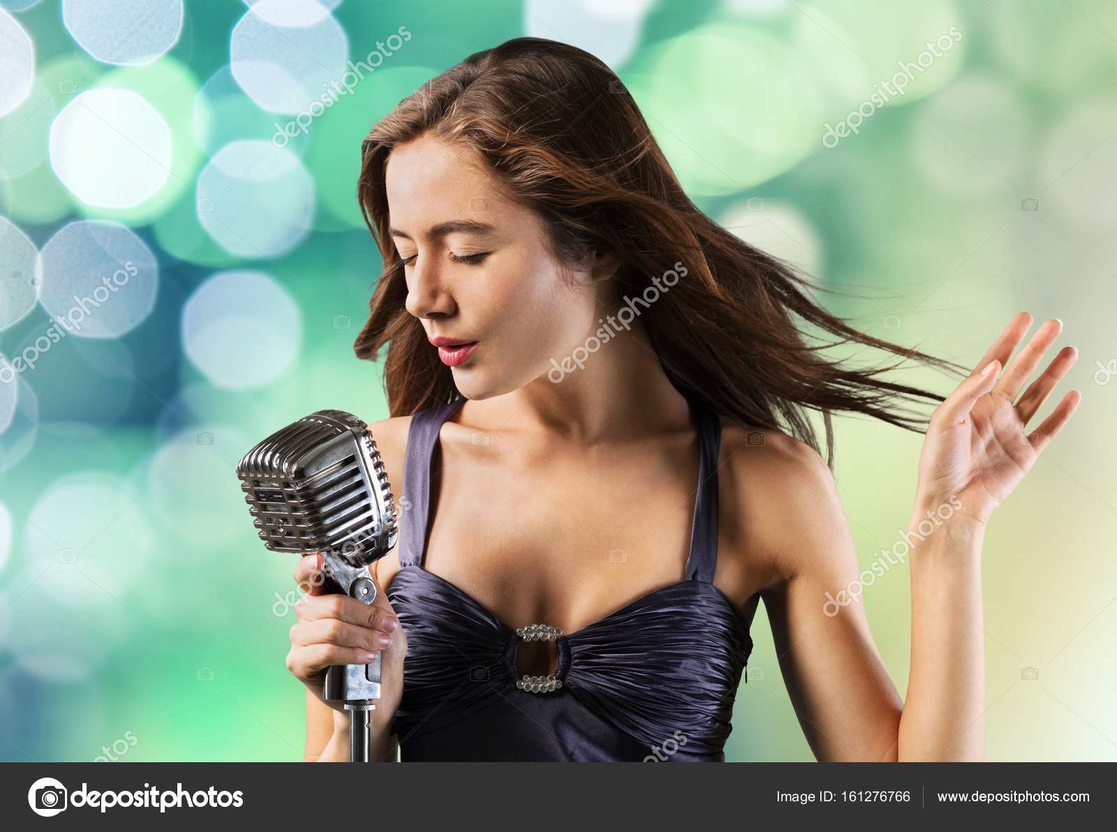 Молодая Женщина Поет Стоковое Фото ©billiondigital 161276766