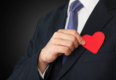 iş adamı holding kırmızı kalp